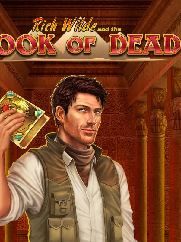 Abenteurer mit aufgeschlagenem Buch vor &auml;gyptischen Tempels&auml;ulen im Hochformat &ndash; Book of Dead